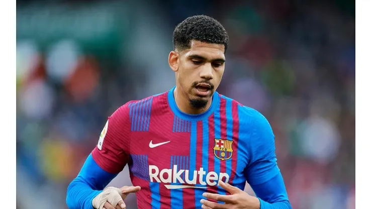 El futuro de Ronald Araújo en Barcelona se complica.