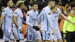 Pedri fue felicitado por sus compañeros por su golazo.