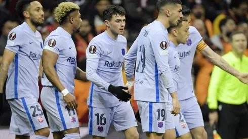 Pedri fue felicitado por sus compañeros por su golazo.