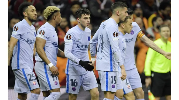 Pedri fue felicitado por sus compañeros por su golazo.