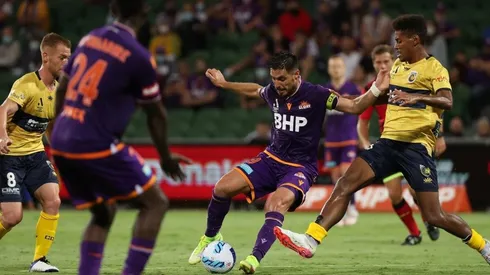 Jugó en las juveniles uruguayas, en San Lorenzo y ahora jugará para la selección de Australia.
