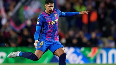 Araújo en acción con Barcelona.