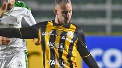 Amaral en acción con The Strongest.