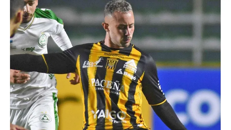 Amaral en acción con The Strongest.