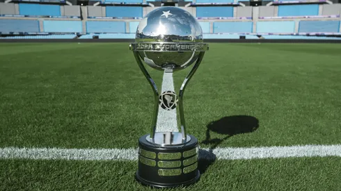 Trofeo de la Copa Sudamericana.