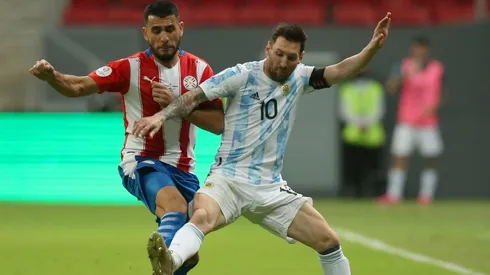 Junior Alonso ante Lionel Messi.