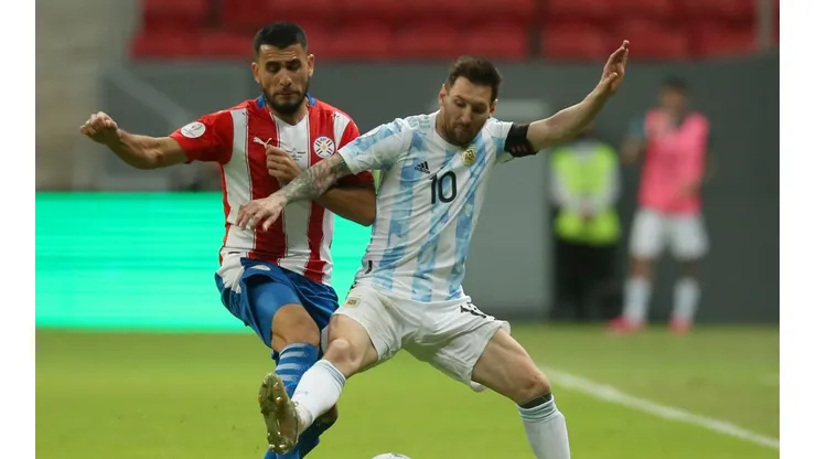 Junior Alonso ante Lionel Messi.