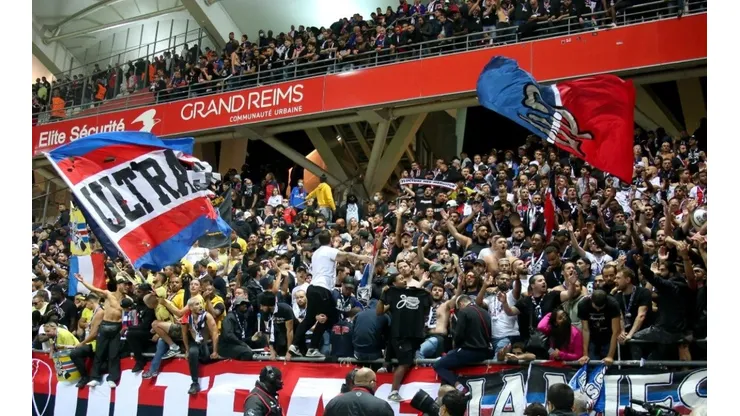 Los ultras de PSG calientan la previa del partido ante Bordeaux.