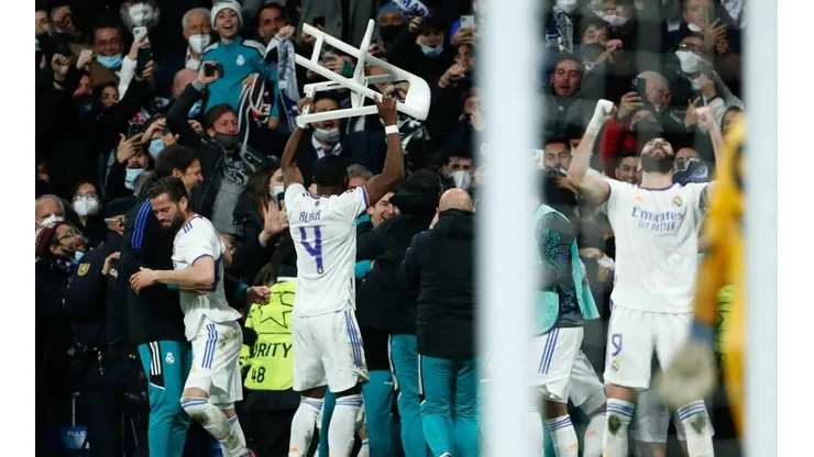 David Alaba y su icónico y viral festejo levantando la silla.