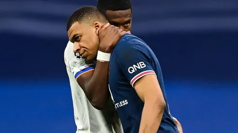 David Alaba hablando con Kylian Mbappé.