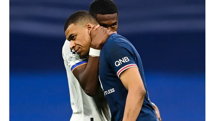 David Alaba hablando con Kylian Mbappé.