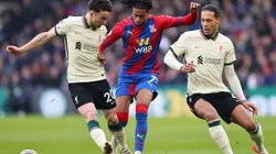 Michael Olise, entre Van Dijk y Diogo Jota en un Crystal Palace vs. Liverpool.