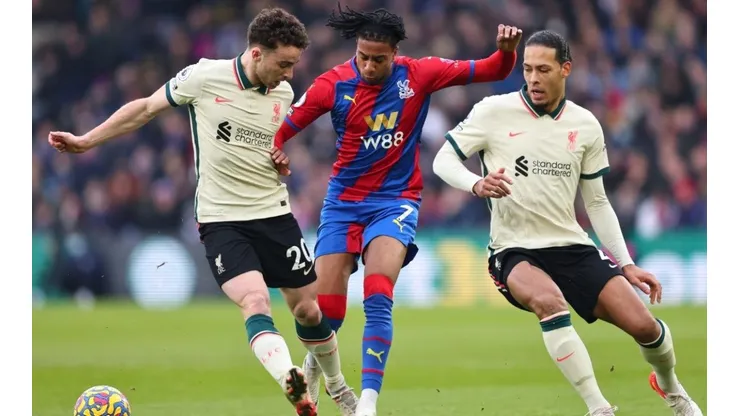 Michael Olise, entre Van Dijk y Diogo Jota en un Crystal Palace vs. Liverpool.
