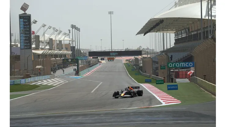 Sergio Pérez transitando la recta principal del circuito de Bahréin.
