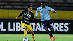 Acción de juego entre The Strongest vs Universidad Católica.