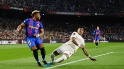 Adama Traoré ante Patrick van Aanholt.