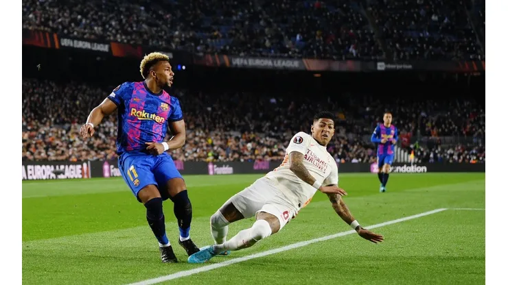 Adama Traoré ante Patrick van Aanholt.