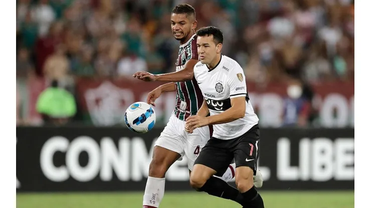 Acción de juego entre Olimpia y Fluminense.