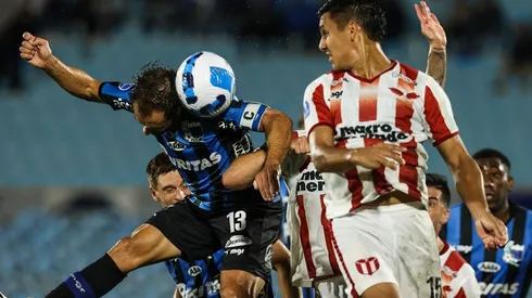 Acción de juego entre Liverpool y River Plate.