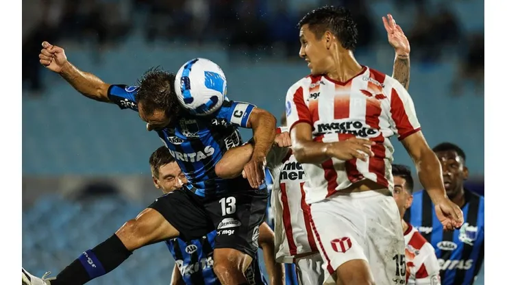 Acción de juego entre Liverpool y River Plate.