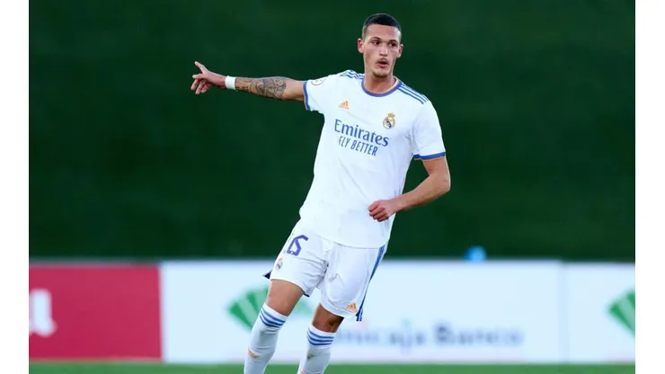 Rafa Marín, el central que se puede ir de Real Madrid.