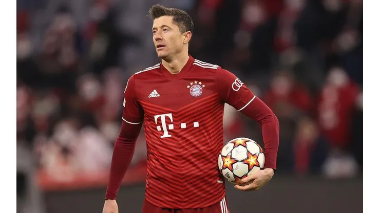 Lewi se llevó el balón por su triplete.