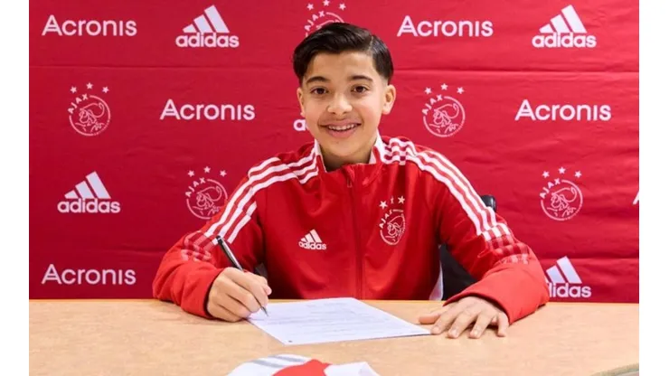 Ajax se quedó con Rayane Bounida.