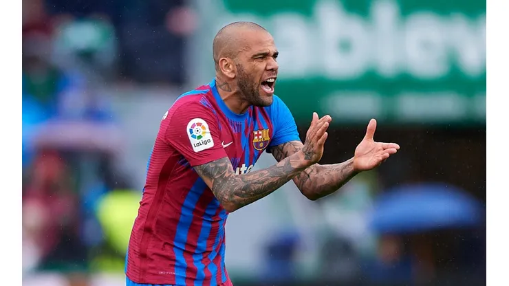 Dani Alves, cerca de renovar con Barcelona.