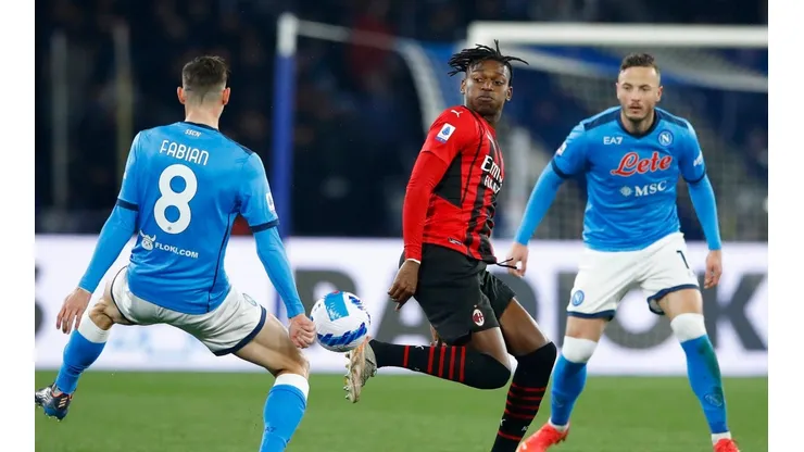 Rafael Leão ante Amir Rrahmani y Fabián Ruiz.