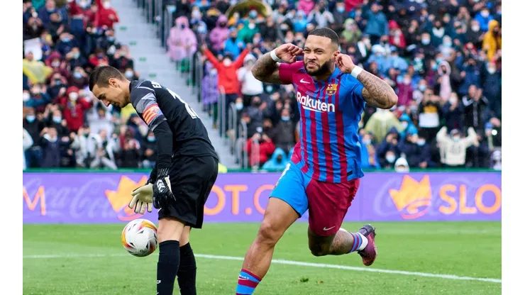 Memphis Depay puso el gol de la victoria de Barcelona ante Elche