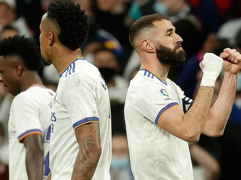 Hinchas de Real Madrid alientan a los jugadores antes de partido con PSG