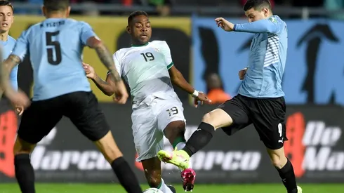 Marc Enoumba en Bolivia ante Uruguay