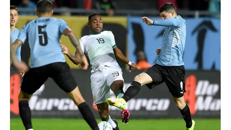 Marc Enoumba en Bolivia ante Uruguay