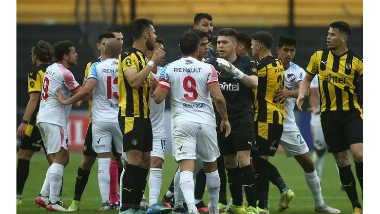 Partido caliente entre Peñarol y Nacional.