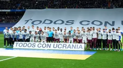 Jugadores del Real Madrid y la Real Sociedad con pancartas en favor de Ucrania.