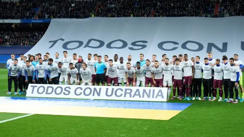 Jugadores del Real Madrid y la Real Sociedad con pancartas en favor de Ucrania.