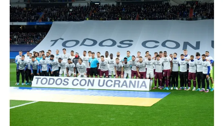 Jugadores del Real Madrid y la Real Sociedad con pancartas en favor de Ucrania.
