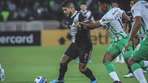 Jorge Recalde ante la defensa de Atlético Nacional.