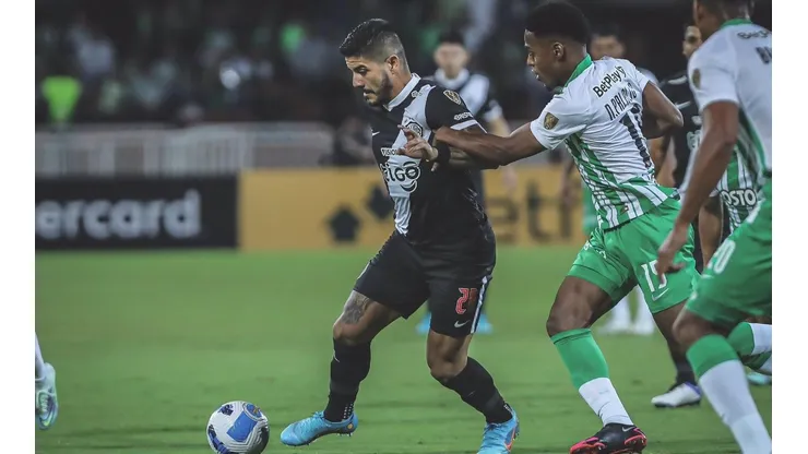 Jorge Recalde ante la defensa de Atlético Nacional.