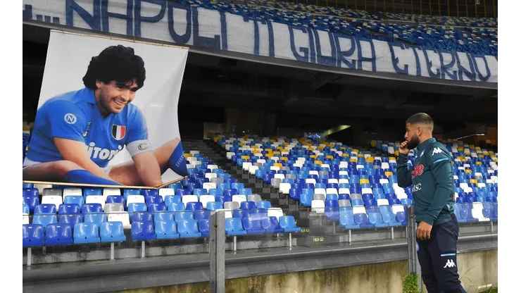 Lorenzo Insigne homenajeando a Maradona