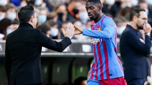 Ousmane Dembélé y Xavi Hernández.