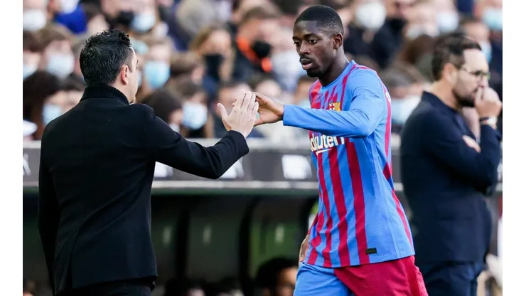 Ousmane Dembélé y Xavi Hernández.
