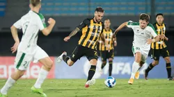 Acción de juego entre The Strongest y Plaza Colonia.