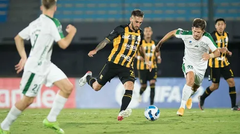 Acción de juego entre The Strongest y Plaza Colonia.