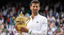 Novak Djokovic con su último trofeo de Wimbledon.