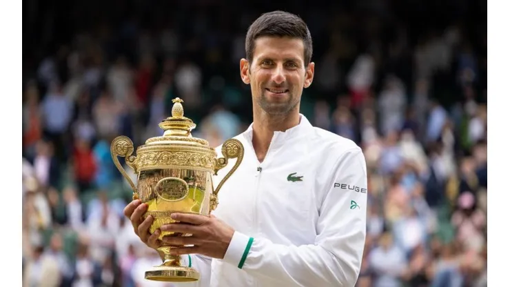 Novak Djokovic con su último trofeo de Wimbledon.
