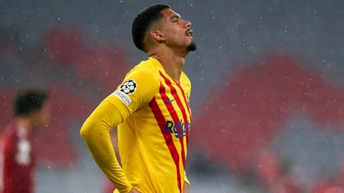 Ronald Araújo espera por su renovación.