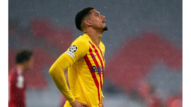 Ronald Araújo espera por su renovación.
