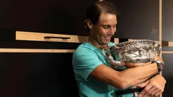 Rafa Nadal con su Australian Open de 2022.