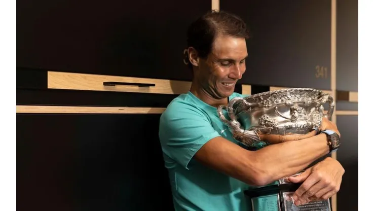 Rafa Nadal con su Australian Open de 2022.